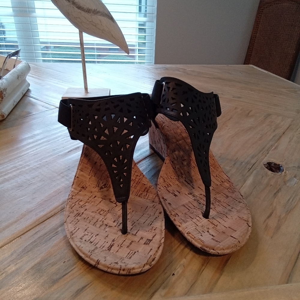Cloudwalkers by Avenue "Vicki" Sz 11W Perforated Black Thong Vicki Wedge Sandals